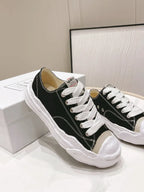 A - SNEAKERS