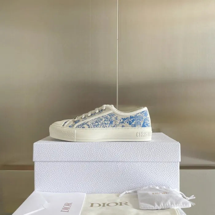 D - SNEAKERS