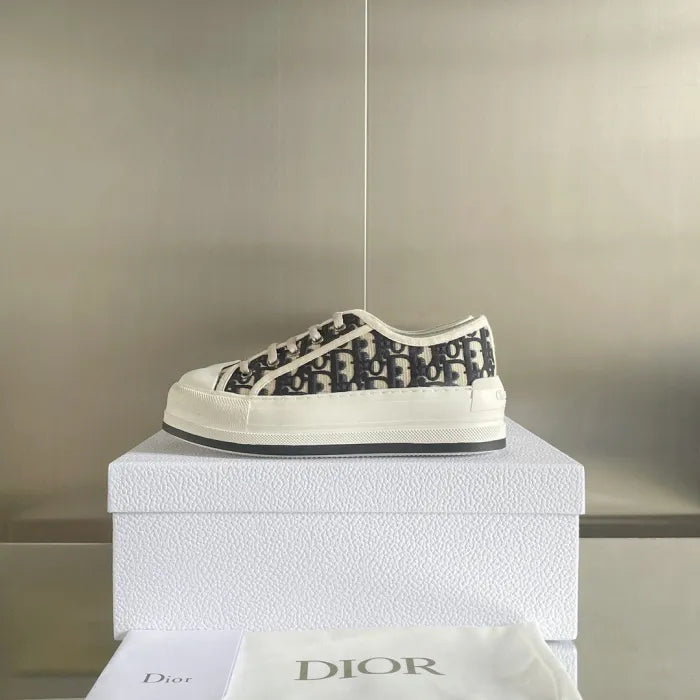 D - SNEAKERS